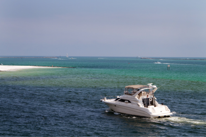 Cabin cruiser in Fort Walton Beach, FL