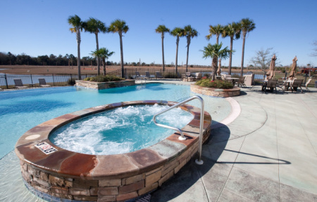 Zero-entry pool and hot tub at Bella Terra RV Resort.